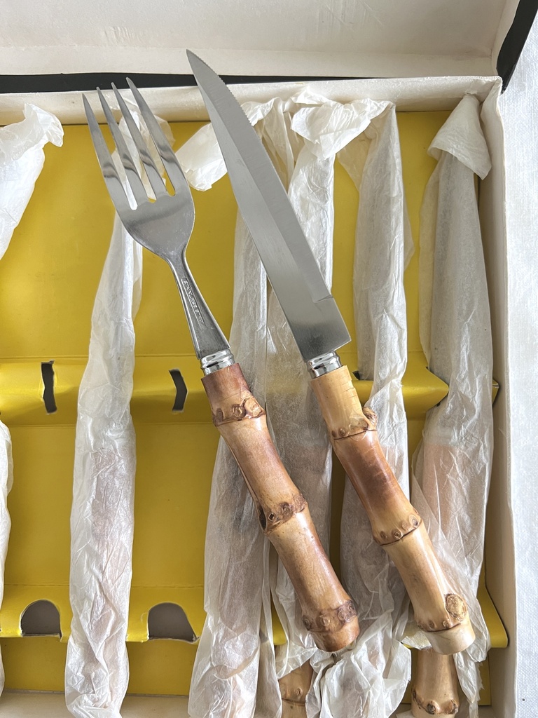 Boîte de 6 fourchettes et 6 couteaux avec manche en bambou