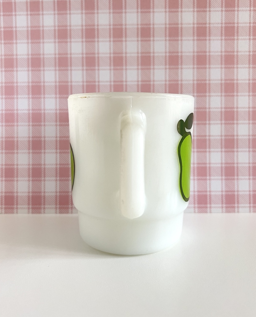 Tasse blanche décorée de poires vertes Fire King