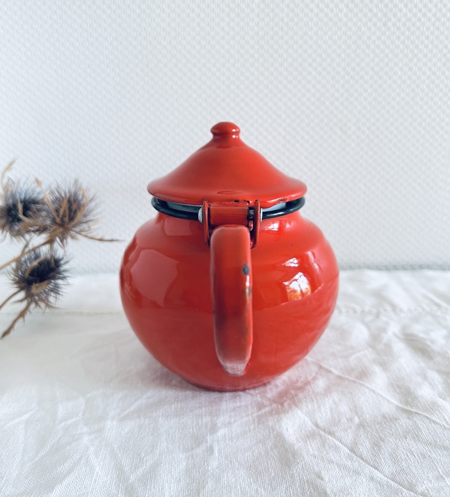 Petite cafetière / théière rouge en métal émaillé