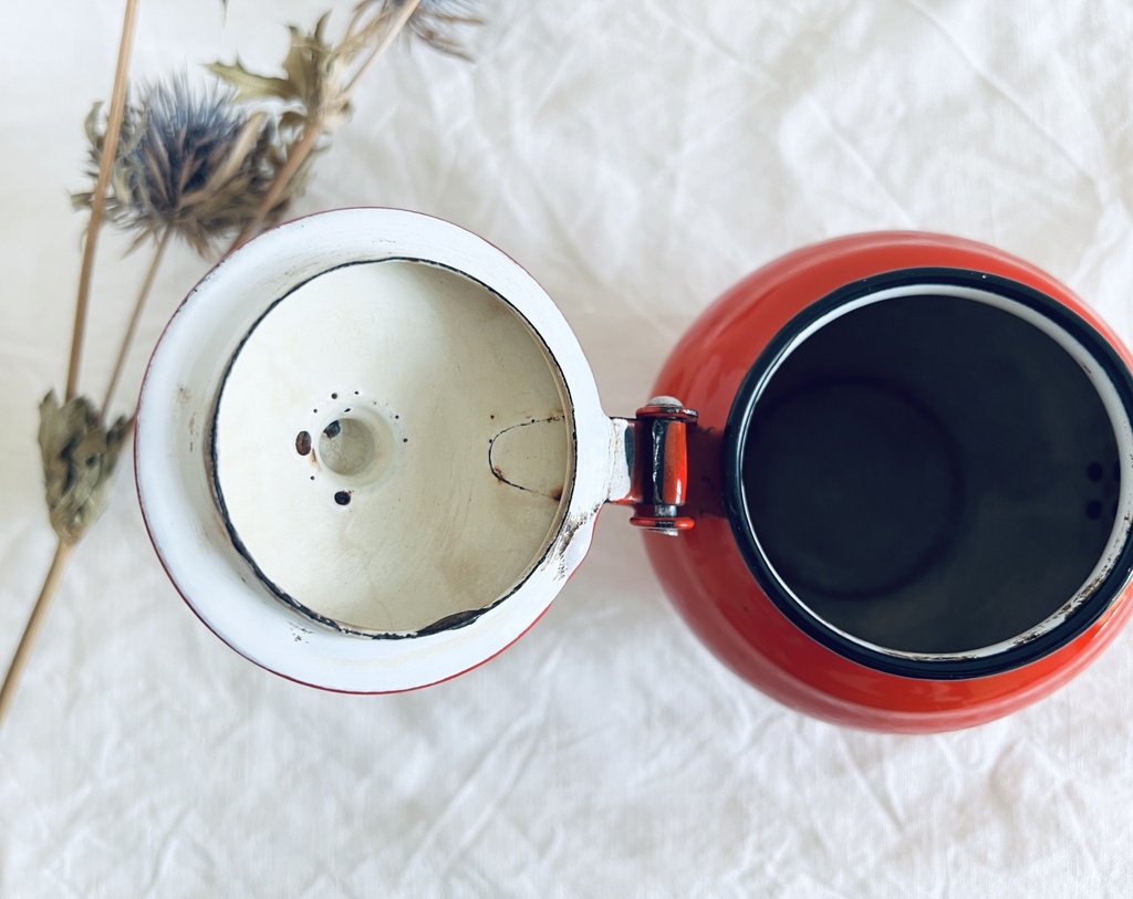 Petite cafetière / théière rouge en métal émaillé