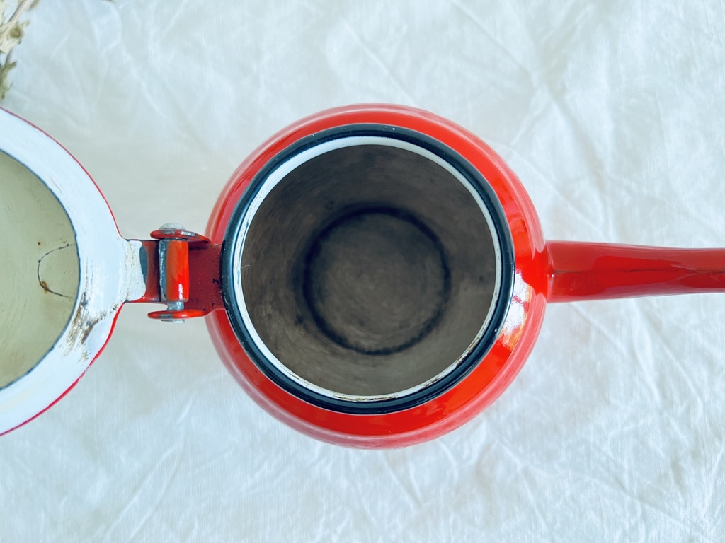 Petite cafetière / théière rouge en métal émaillé