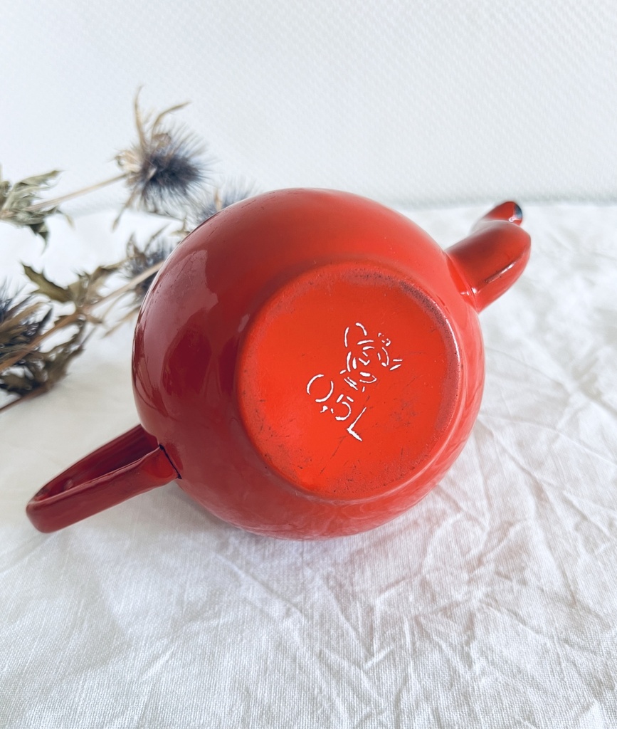 Petite cafetière / théière rouge en métal émaillé