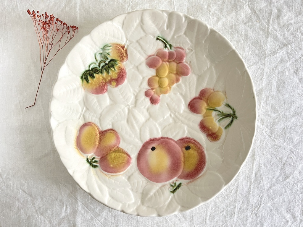 Grande assiette en barbotine décorée de fruits - Sarreguemines