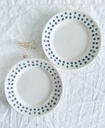 Lot de 2 assiettes plates Boch décorées de fleurs faites de petits pois verts