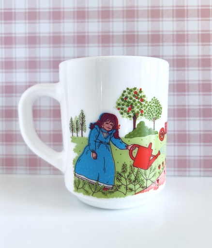 Tasse Arcopal motif naïf de jeunes filles au jardin